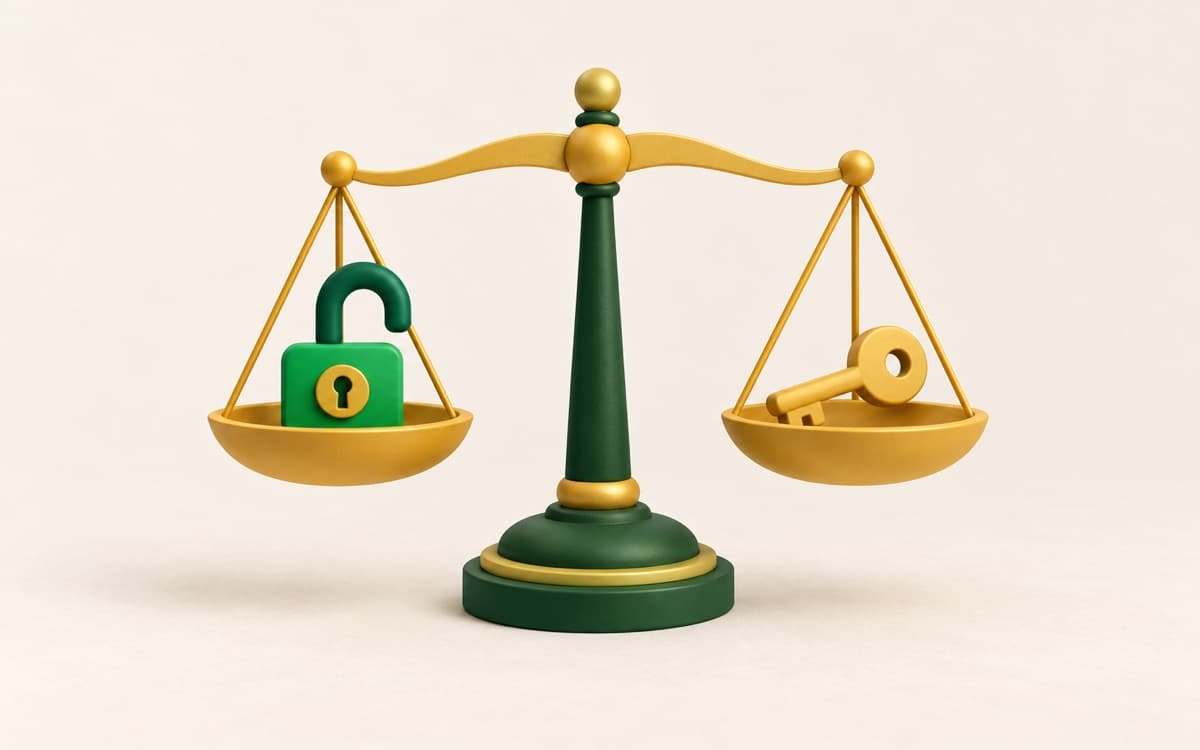 Ilustração editorial de uma balança equilibrada com um cadeado aberto de um lado e uma chave dourada do outro, representando ferramentas grátis e pagas.